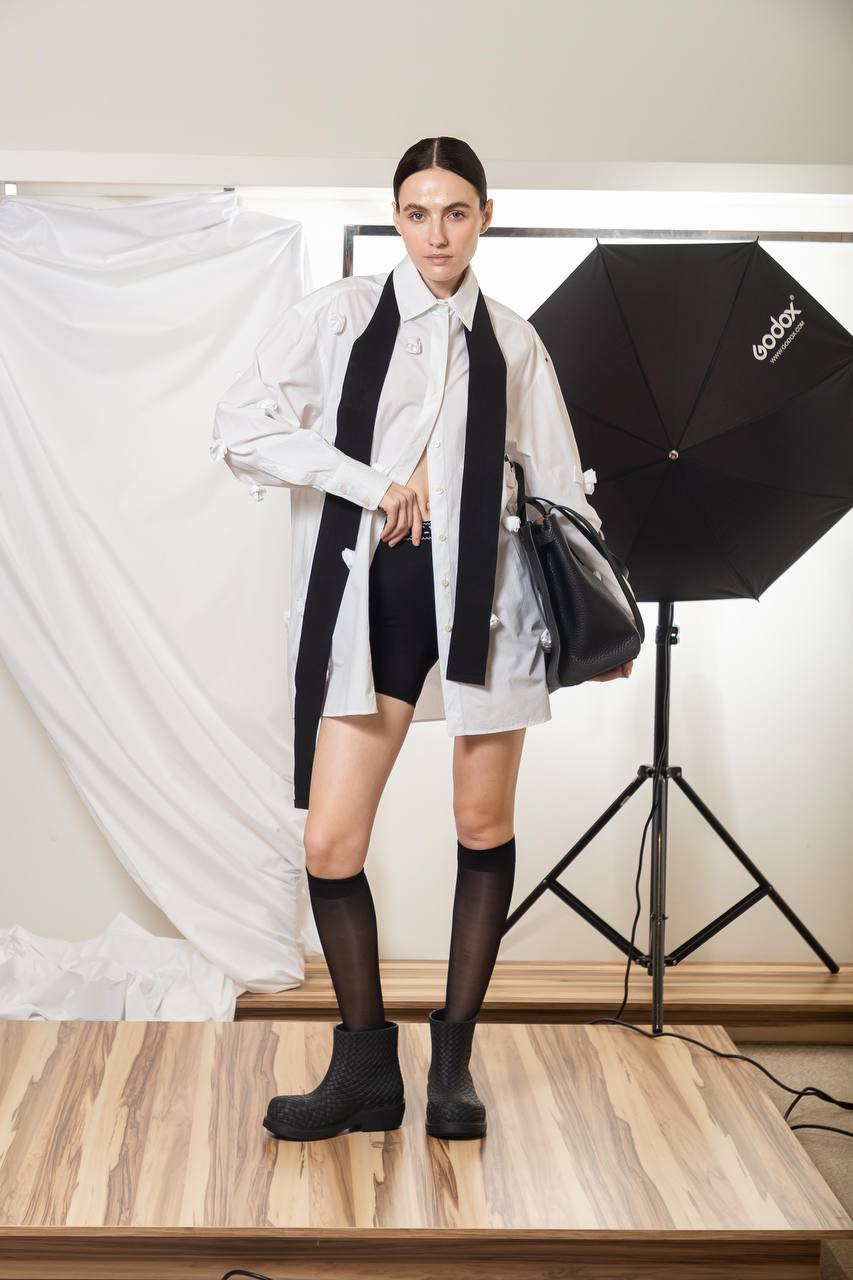 Image 8 Off-White Black shorts with a logo pattern OWVH051S24JER001
