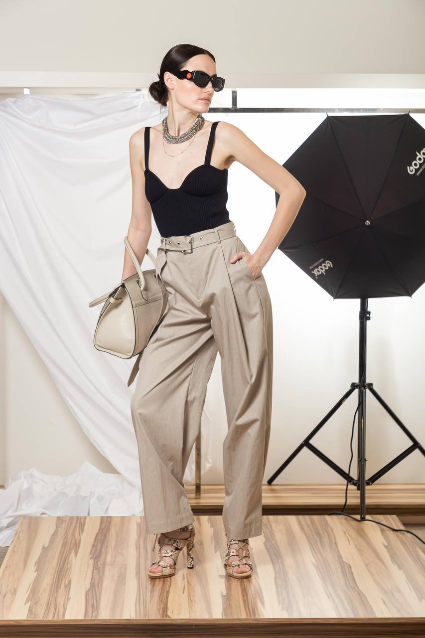 Image 5 CO Slack trousers with pintucks and buckles on the legs 5040WRT