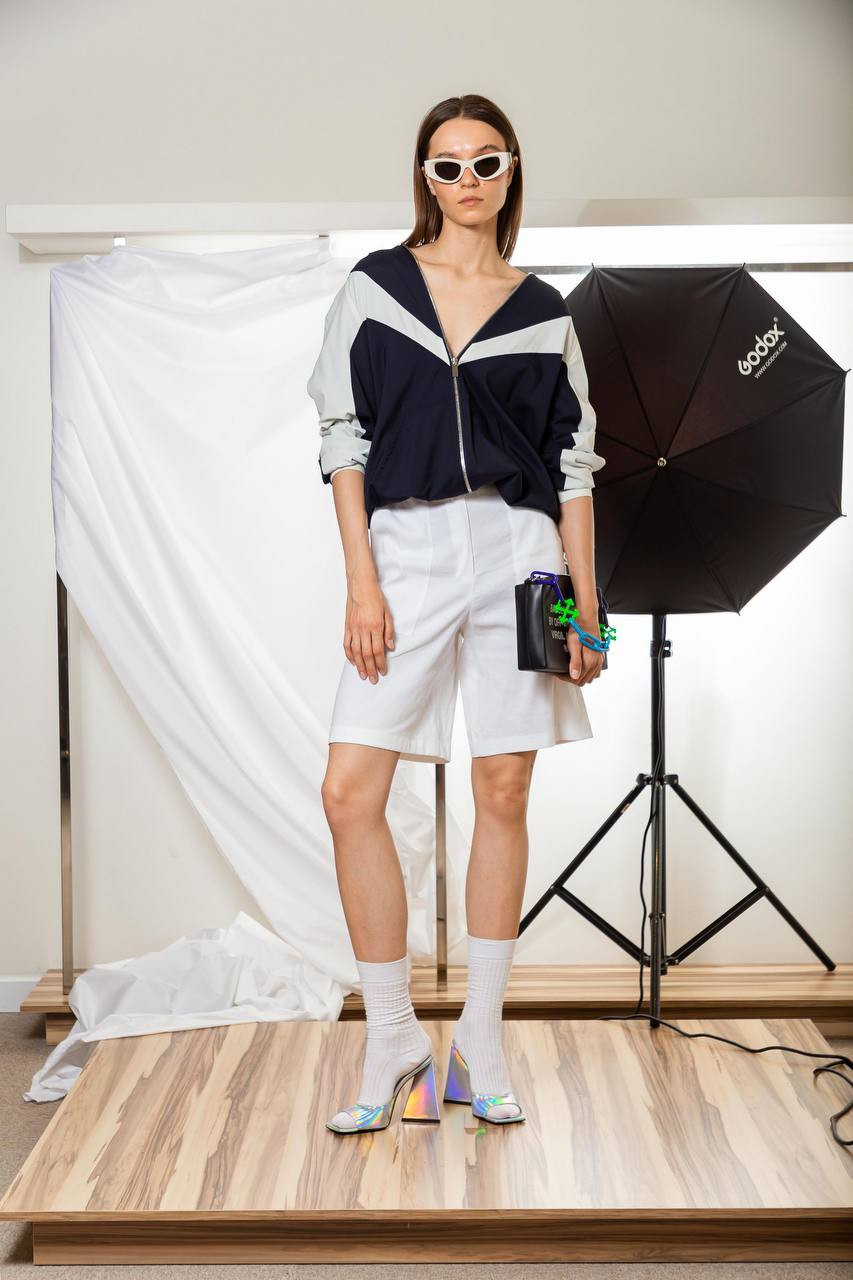 Image 6 Theory White Patch Linen Shorts O0303230