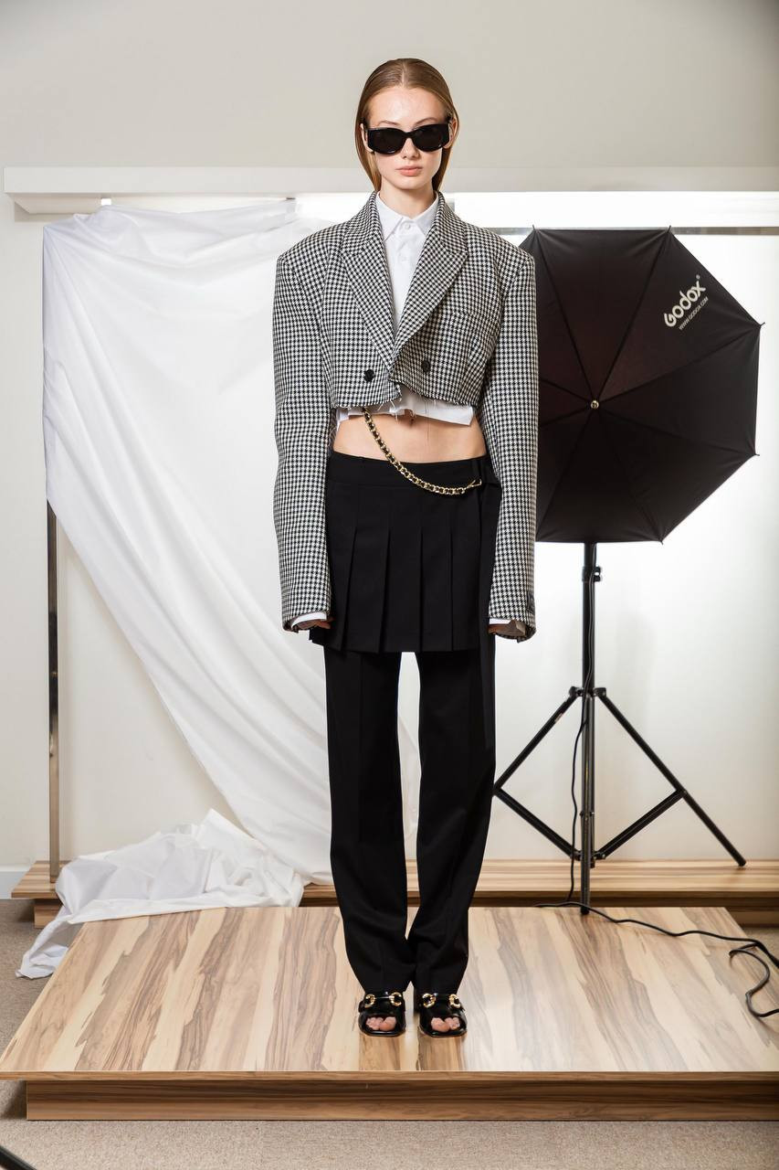 Image 6 Vetements Black cropped jacket made of wool in a pattern WA65JA721W