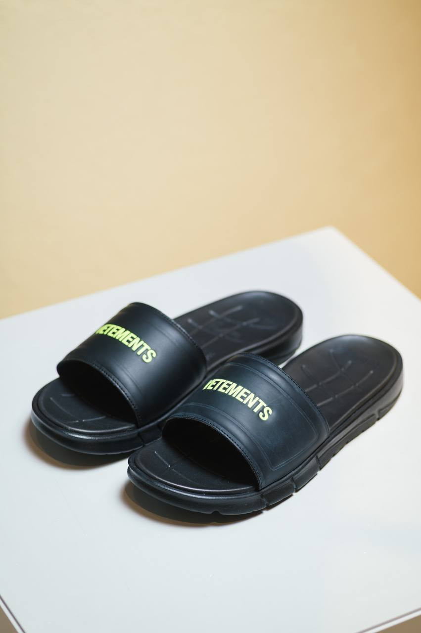Image 6 Vetements Black sliders with contrasting logo UE52FL200B