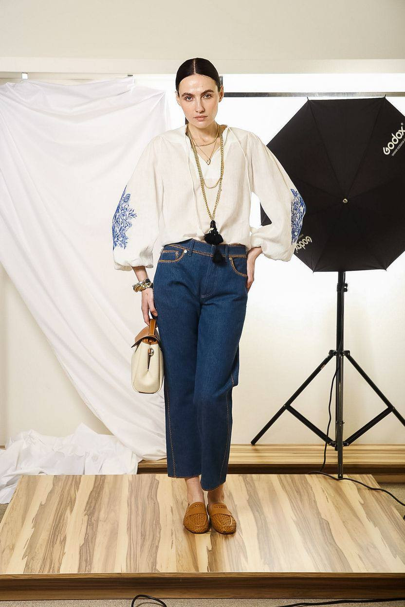 Image 6 Twinset White linen shirt with a floral motif 241TT2342